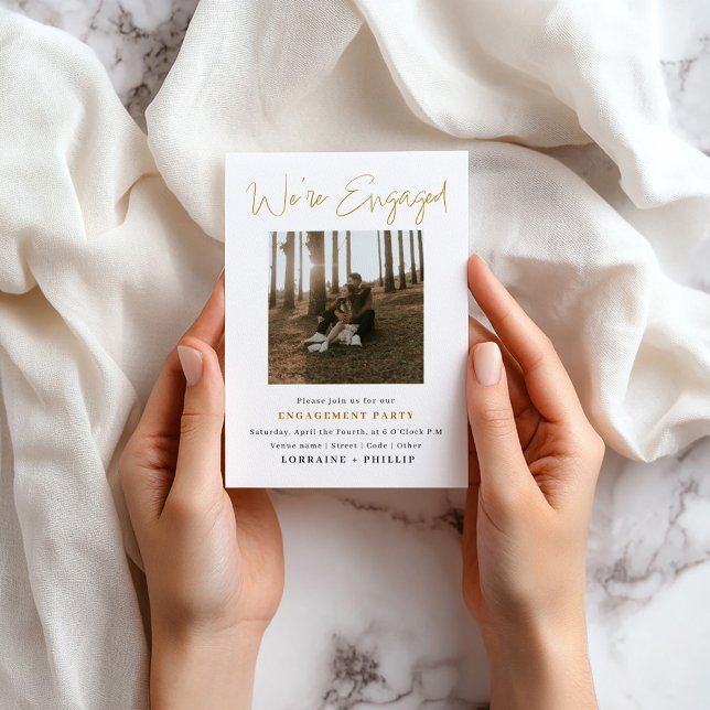 Parfaitement cadré, 2 faire-part de fiançailles ph (Romantic engagement photo card with earthy tones and minimalist style.)