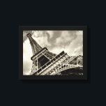 Paris, La Tour Eiffel - toile enveloppée<br><div class="desc">Photographie noir et blanc - belle perspective de la Tour Eiffel à Paris,  France contre un ciel dramatique. Vous pouvez choisir une taille et une épaisseur spécifiques pour cette toile,  modifier la couleur arrière - plan ou ajouter du texte personnalisé.</div>