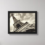 Paris, La Tour Eiffel - toile enveloppée<br><div class="desc">Photographie noir et blanc - belle perspective de la Tour Eiffel à Paris,  France contre un ciel dramatique. Vous pouvez choisir une taille et une épaisseur spécifiques pour cette toile,  modifier la couleur arrière - plan ou ajouter du texte personnalisé.</div>