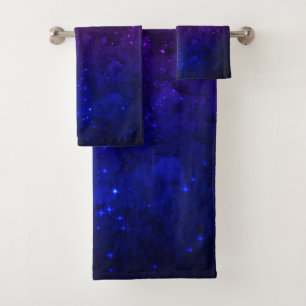 Parmi des étoiles dans la galaxie bleue et pourpre