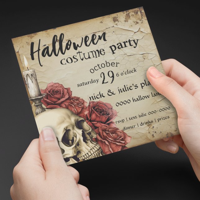 Parti d'Halloween Rose et Éffrayant du crâne (Macabre spooky customizable Halloween party invitation with skull, red roses and a lit candle. )