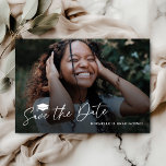 Partie De Graduation Enregistrer La Carte Date<br><div class="desc">Prenez votre moment de remise de diplômes avec nos cartes sophistiquées "Save the Date", reflétant un parfait mélange de charme et de simplicité. Ornées d'une photographie imprimée du diplômé sertie contre une couche sombre poussiéreuse, ces cartes sont un gage d'élégance. La police de script classique, accompagnée d'un symbole casquette grad,...</div>