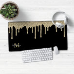 Parties scintillant à étincelles noir et or Monogr<br><div class="desc">Girly Gold Sparkle Parties scintillant Drips Monogram Mouse Pad Desk Mat avec nos gouttes de fausse parties scintillant tendance en or chic sur un arrière - plan noir moderne. Veuillez nous contacter à cedarandstring@gmail.com si vous avez besoin d'aide pour la conception ou les produits correspondants.</div>
