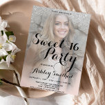 Parties scintillant argent élégant budget photo Sw<br><div class="desc">Une douche à parties scintillant moderne,  assez chic et élégante en faux argent sombre avec votre photo avec bloc de couleur rose pastel pâle Sweet 16 anniversaire invitation avec motif argent ombre s'estompant sur un arrière - plan rose,  à bas prix abordable.</div>