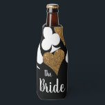 Parties scintillant d'or Vegas Bride Glacière de b<br><div class="desc">Classer ce long cou avec une "Mariée" entièrement personnalisée peut refroidir avec un nuage de costumes de carte en parties scintillant dorée brillante et noir avec le texte personnalisé pour le nom de la mariée. Réunissez les filles pour célébrer la mariée pour être avec un week-end à Las Vegas chanceux...</div>