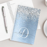 Parties scintillant en argent brossé bleu Nom du m<br><div class="desc">Personnalisez facilement ce design de planneur chic branché avec une jolie parties scintillant brillante en argent sur un arrière - plan métallique brossé bleu.</div>