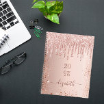 parties scintillant en or rose gouttes de rousse n<br><div class="desc">Un faux rose or à l'apparence métallique arrière - plan avec élégantes gouttes de parties scintillant d'or faux rose, look goutte à goutte de peinture. Modèle pendant un an (à l'envers) Personnalisez et ajoutez un nom. Le nom est écrit en or rose foncé avec un grand script de style à...</div>