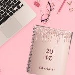 parties scintillant rose dorée gouttes glamour 202<br><div class="desc">Un faux rose or à l'apparence métallique arrière - plan avec élégantes gouttes de parties scintillant d'or faux rose, look goutte à goutte de peinture. Modèle pendant un an. Personnalisez et ajoutez un nom. Le nom est écrit en or rose foncé avec un grand script de style à la main...</div>