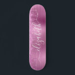 Parties scintillant rose goutte Skateboard personn<br><div class="desc">Patinage sur mesure avec fausse parties scintillant rose qui coule contre un arrière - plan de feuille métallique faux rose. Personnalisez avec votre nom dans un élégant script blanc tendance avec des swashes.</div>