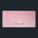 Parties scintillant rose Ombre Monogrammed Girly<br><div class="desc">Élégant et impressionnant tapis de bureau monogramme avec une parties scintillant brillante rose féminine ombre arrière - plan Customiser avec deux lignes de texte personnalisé dans une élégante typographie de style simple moderne. Un design chic pour tous les salons de beauté, coiffeurs, boutiques de mode, wedding planners, bijoutiers, décorateurs d'intérieur,...</div>