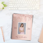 parties scintillant rose or gouttes photo 2024<br><div class="desc">Un faux rose or à l'apparence métallique arrière - plan avec élégantes gouttes de parties scintillant d'or faux rose, look goutte à goutte de peinture. Modèles pour votre propre photo, année et titre. Le titre est écrit en or rose foncé avec un grand script de style à la main moderne....</div>
