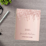 parties scintillant rose or rose monogramme 2023<br><div class="desc">Un faux rose or métallique à l'aspect arrière - plan avec l'or rose élégant et rose faux parties scintillant gouttes, la peinture goutte à goutte. Modèle pendant un an. Personnalisez et ajoutez un nom et un titre. Le nom est écrit en or rose foncé avec un script de style moderne...</div>