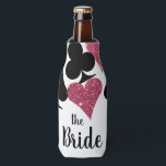 Parties scintillant rose Vegas Bride Glacière pers<br><div class="desc">Classer ce long cou avec une "Mariée" entièrement personnalisée peut refroidir avec un nuage de costumes de carte en parties scintillant rose brillant et noir avec le texte personnalisé pour le nom de la mariée. Réunissez les filles pour célébrer la mariée pour être avec un week-end à Las Vegas chanceux...</div>