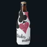 Parties scintillant rose Vegas Bridesmaid Glacière<br><div class="desc">Classez ce long cou avec une "Bridesmaid" entièrement personnalisée et peut se refroidir avec un nuage de costumes de carte en parties scintillant rose brillant et noir avec le texte personnalisé pour le nom de la bonne d'honneur. Réunissez les filles pour célébrer la mariée pour être avec un week-end à...</div>