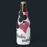 Parties scintillant rose Vegas Bridesmaid Glacière<br><div class="desc">Classez ce long cou avec une "Bridesmaid" entièrement personnalisée et peut se refroidir avec un nuage de costumes de carte en parties scintillant rose brillant et noir avec le texte personnalisé pour le nom de la bonne d'honneur. Réunissez les filles pour célébrer la mariée pour être avec un week-end à...</div>