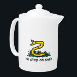 Pas d'étape sur les mèmes à baskets Gadsden parodi<br><div class="desc">Obtenez en ligne votre T-shirt SNEK RIGHT, tasse, autocollants, drapeau automobile, drapeau, tapisserie, peintures murales, affiches, cadeaux de fête de bachelor et de bachelorette, cadeaux pour des rassemblements, tatouages temporaires, produits de golf, jeux, boules, articles de bureau, cadeaux de bureau, tee - shirts, robes, vêtements pour bébé, vêtements pour bébé...</div>