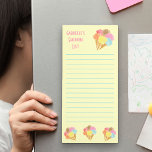 Pastel Ice Cream Cones Liste d'achats personnalisé<br><div class="desc">Ce joli coussin magnétique est conçu pour vous permettre de garder une liste d'achat pratique sur votre réfrigérateur. Il est décoré d'un arrière - plan jaune pastel, décoré de bouquets colorés de cônes glacés. Le modèle est configuré pour vous permettre d'ajouter votre nom ou votre texte personnalisé - l'exemple de...</div>