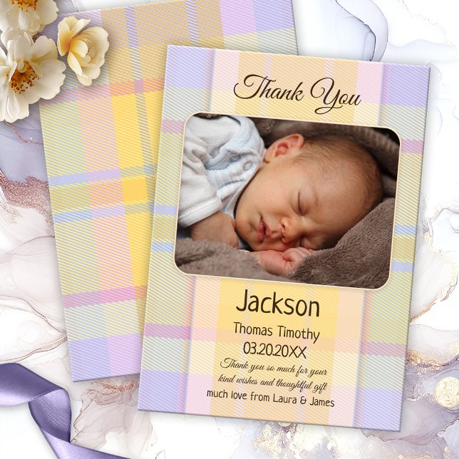Pastel Plaid Neutral Baby Photo Carte de remerciem (Gender neutral baby Thank You card with a photo of your own baby on a multicolored pastel plaid )