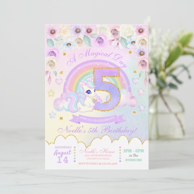 Pastel Rainbow Unicorn Cinquième invitation annive (Debout devant)