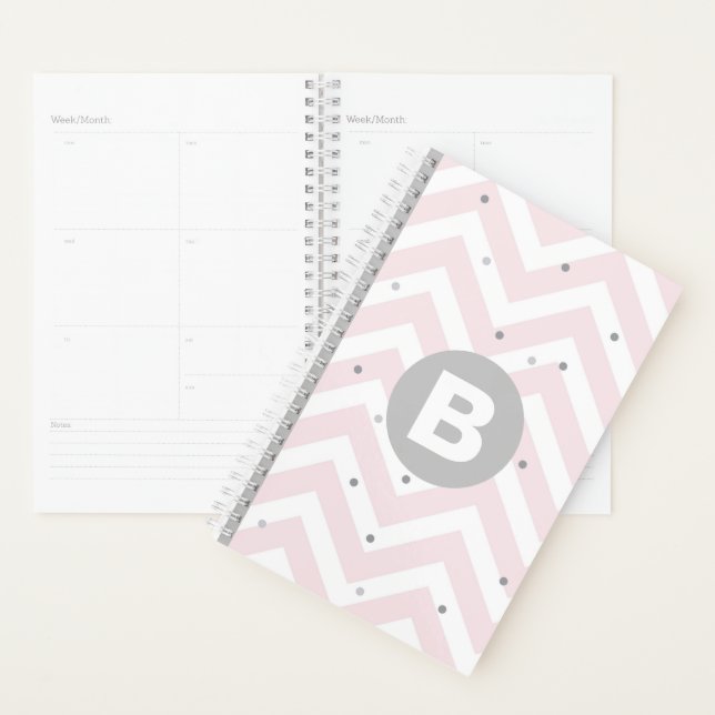 Pastel rose chevron et monogramme gris à points (Devant avec enveloppe)
