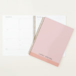 Pastel Rose Colorful Minimaliste Personnalisé 2023<br><div class="desc">Ce simple et élégant corail, pêche et sauge de couleur planner avec nom personnalisé peut faire un cadeau parfait ou accessoire personnalisé! Personnalisez-le facilement avec votre nom. Vous pouvez également changer les couleurs de l'arrière - plan et de la police, il suffit de cliquer sur "Editer à l'aide de l'outil...</div>