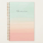 Pastel Watercolor Stripes Seafoam and Peach Name<br><div class="desc">Cet élégant planificateur personnalisé présente de belles bandes d'aquarelle abstraites dans des tons pastel de l'eau de mer et du corail de pêche. Personnalisez-le avec votre nom en écriture manuscrite. Super idée cadeau.</div>