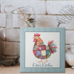 Patchwork Hen et Bleu Carreaux de céramique Pois<br><div class="desc">Une jolie petite tuile en céramique de poulet personnalisée avec votre nom. Hen est créé dans un design coloré à motifs de patchwork avec un minuscule cadre de pois en bleu.</div>