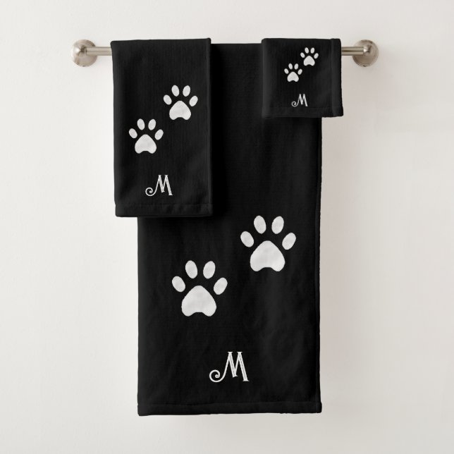 Pattes d'animaux et monogramme sur un ensemble de  (En situation)