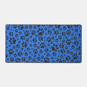 Pattes de chien noir et blanc à pois sur fond bleu