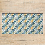 Paume tropicale feuille ananas doré blanc bleu<br><div class="desc">Un motif élégant pour le printemps et l'été. Une grande ananas tropicale dorée sur un motif de feuillage feuille de palmier bleu et vert. Fond blanc.</div>