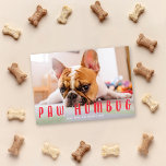 Paw Humbug Funny mignon Chien Chat Carte photo de<br><div class="desc">Ce carte photo de vacances est spécialement conçu pour le fier propriétaire de l'animal de compagnie. Il présente un salut fantaisiste "Paw Humbug" et des empreintes de pattes. Il peut accueillir une photo à fond plein (aux bords) en format horizontal/paysage. CONSEIL : Vous pouvez customiser cette conception en supprimant le...</div>