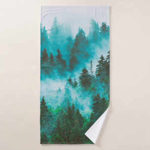 Paysage de montagne bruyant avec forêt de sapins e