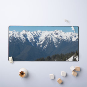 Paysage des montagnes olympiques enneigées
