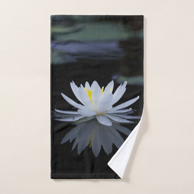 Paysage élégant de fleurs de lotus blanches, Zen (Serviette à main)
