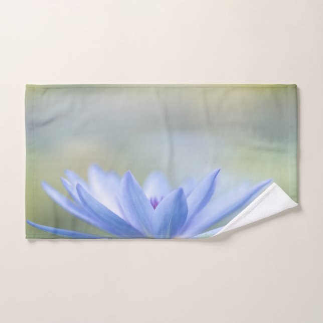 Paysage élégant de fleurs de lotus bleues, Zen  (Serviette à main)