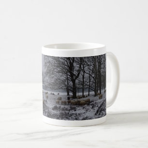 Paysage panoramique de neige avec arbres et mug de