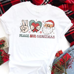 Peace Love Noël Super<br><div class="desc">Diffusez la joie et les bonnes vibrations de vacances avec ce tee super "Peace Love Christmas" ! Dotée d'une charmante décoration rétro, d'une enseigne de paix, d'un coeur et d'une Père Noël, cette chemise rappelle parfaitement le vrai sens de la saison. Les couleurs douces et les illustrations ludiques captent l'esprit...</div>