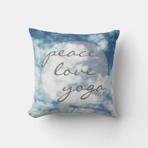 peace love yoga coussin avec ciel bleu et nuages