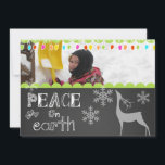 Peace on Earth Chalkboard Carte photo de vacances<br><div class="desc">Un tableau de bord arrière - plan avec le texte blanc cool qui dit "Paix sur terre" sur le devant et "Joy to the World" sur le dos avec des flocons de neige, un cerf blanc silhouette, et lumières des arbres colorés avec des zones que vous pouvez customiser avec vos...</div>