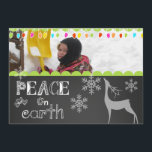 Peace on Earth Chalkboard Carte photo de vacances<br><div class="desc">Un tableau de bord arrière - plan avec le texte blanc cool qui dit "Paix sur terre" sur le devant et "Joy to the World" sur le dos avec des flocons de neige, un cerf blanc silhouette, et lumières des arbres colorés avec des zones que vous pouvez customiser avec vos...</div>