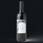 Peacock Étiquette<br><div class="desc">Ces étiquettes de bouteilles de vin personnalisées disposent d'un paon aquarelle avec des plumes dans les tons bleu royal, vert et violet. Utilisez les champs modèle pour do-it-yourself vos informations personnalisées. Un choix majestueux pour les mariages maximalistes et de jardin. Pour voir l'ensemble de la papeterie thématique mariage et des...</div>