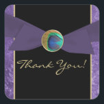 Peacock Feather Wedather Favoriser Merci Stickers<br><div class="desc">Cet autocollant de remerciement de mariage charmant comporte un bouton en or en plumes de paon sur un graphique en arc satiné. Facilement customisé.</div>