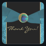 Peacock Feather Wedather Favoriser Merci Stickers<br><div class="desc">Cet autocollant de remerciement de mariage charmant comporte un bouton en or en plumes de paon sur un graphique en arc satiné. Facilement customisé.</div>