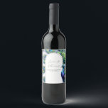 Peacock Mariage Custom Wine Bottes Étiquettes<br><div class="desc">Ces étiquettes de bouteilles de vin personnalisées sont dotés d'élégantes plumes de paon aux couleurs riches et vives, parfaites pour ajouter une touche de luxe à votre mariage. Personnalisez les étiquettes en utilisant les champs modèles pour créer de magnifiques faveurs de mariage qui reflètent la beauté et la grâce de...</div>