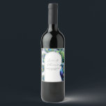 Peacock Mariage Custom Wine Bottes Étiquettes<br><div class="desc">Ces étiquettes de bouteilles de vin personnalisées sont dotés d'élégantes plumes de paon aux couleurs riches et vives, parfaites pour ajouter une touche de luxe à votre mariage. Personnalisez les étiquettes en utilisant les champs modèles pour créer de magnifiques faveurs de mariage qui reflètent la beauté et la grâce de...</div>