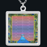 Peacock Mariage Photo Collier en argent<br><div class="desc">Personnalisez ce joli collier pour avoir comme faveurs de mariage à votre réception de mariage ou pour en avoir un vous-même en souvenir de votre journée spéciale. Ce collier est aussi le cadeau parfait pour la mariée à sa douche de nuptiale. Personnalisez en ajoutant votre photo, et en changeant le...</div>