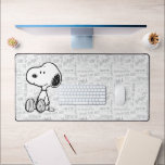 PEANUTS | Snoopy on Black White Comics<br><div class="desc">Cette oeuvre Peanuts présente Snoopy assise sur l'arrière - plan de bandes dessinées Charles M. Schulz en noir et blanc.</div>