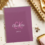 Peau violet rose monogramme initiales nom 2025<br><div class="desc">Plum,  arrière - plan rose foncé et texte blanc. Personnalisez et ajoutez vos initiales monographiques,  votre nom et une année.</div>