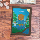 Pêche Brown Portefeuille de l'Ours avec nom<br><div class="desc">Ce joli porte-monnaie pour enfants avec un ours brun de pêche fera un farfeur amusant de stockage pendant la saison des Fêtes. Fait aussi un grand cadeau pour un anniversaire. Personnalisez-le avec le nom de l'enfant à l'aide du modèle fourni. © ArianeC Illustrations-Tous droits réservés</div>