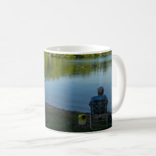 Pêche Dans La Mug De Café Du Matin